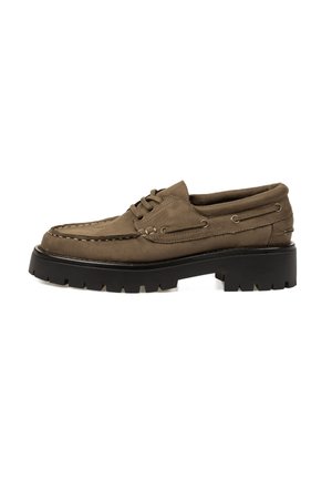 Zapatos de barco de ante marrón con una suela plataforma negra gruesa, con costuras decorativas y ojales metálicos para los cordones.