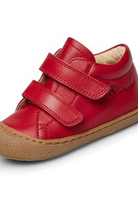Sneaker rossa in pelle con due cinturini in Velcro, punta arrotondata e suola in gomma beige con superficie texturizzata. Dettaglio del logo impresso di lato.