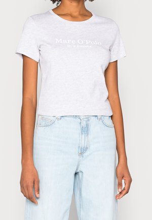 Szara bawełniana krótka koszulka z krótkimi rękawami, z białym nadrukiem logo „Marc O'Polo EST. IN STOCKHOLM” na przodzie.