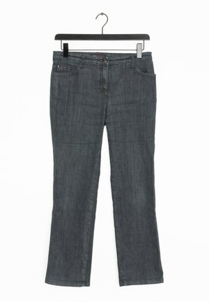 Ciemnoszare jeansy o prostych nogawkach, z przednimi kieszeniami i zapięciem na guziki, wiszące na czarnym wieszaku na białym tle.