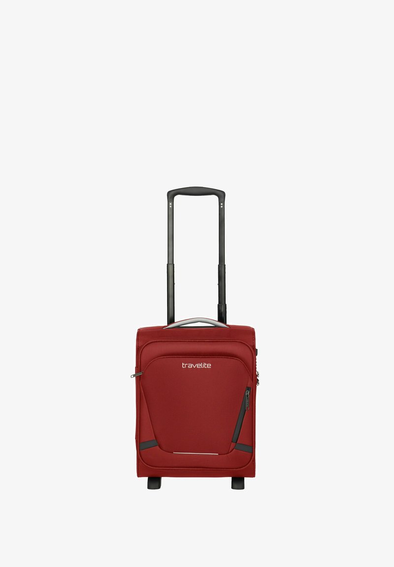 Maleta roja con ruedas, de diseño estructurado, con un bolsillo frontal con cremallera, asa retráctil y acabado de tela texturizada. Cuenta con dos ruedas negras.