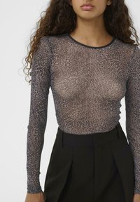 Hosszú ujjú áttetsző bodysuit barna színben, leopárdmintával. Kerek nyakkivágással és testhez simuló fazonnal rendelkezik, könnyű anyagból készült.
