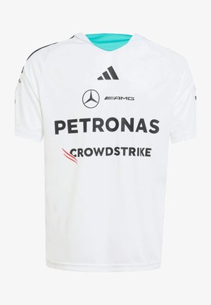 Camiseta deportiva blanca hecha de tela ligera, con logotipos negros: Adidas, Mercedes AMG, Petronas y Crowdstrike. Cuello azul claro.