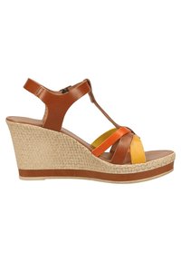 Sandale compensée marron avec une texture tissée sur le talon, avec des lanières en cuir orange, jaune et marron et une fermeture à boucle à la cheville.