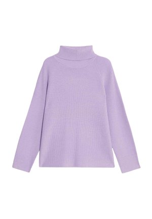 Pull à col roulé lilas avec texture côtelée, manches longues et coupe ample. Design simple sans motifs supplémentaires ni éléments métalliques.