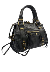 Sac à main en cuir noir avec une finition texturée, des accessoires en or, des compartiments zippés, des clous décoratifs, et des franges sur les côtés.