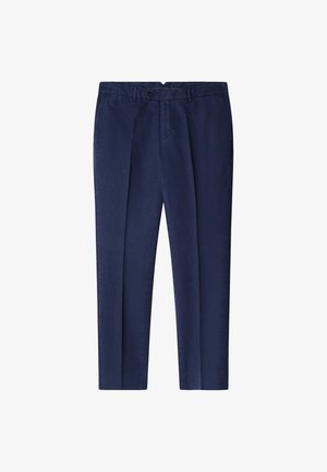 Granatowe chinosy wykonane z bawełny o gładkiej fakturze. Posiadają przody z zakładkami, zapięcie na guzik oraz szlufki na pasek. Klasyczny krój prosty.