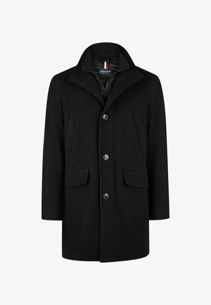 Cappotto di mezza lunghezza per uomo nero con chiusura a bottoni, due tasche a pattina, due tasche verticali sul petto e colletto alto con dettaglio zip interna.