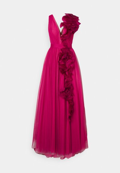 Vestido fucsia con un profundo escote en V, con un diseño de volante lateral y acentos florales, hecho de tela de tul transparente. Silueta larga y fluida.