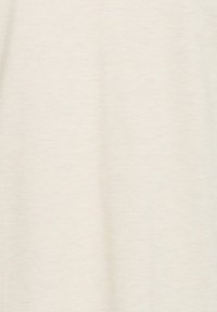 Texture de tissu doux blanc cassé avec une couture verticale subtile au centre.