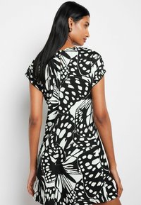 Next TEXTURED RUCHED REGULAR FIT - Vapaa-ajan mekko - mono abstract