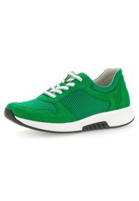 Sneaker verde in suede con pannelli in mesh, suola intermedia bianca, suola esterna nera e lacci bianchi. Presenta una punta arrotondata e un collarino imbottito per il comfort.