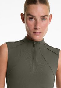 OYSHO EVERMOVE CREASE - Top - brown
