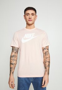 Nike Sportswear TEE ICON FUTURA  - T-shirt estampada - washed coral/white