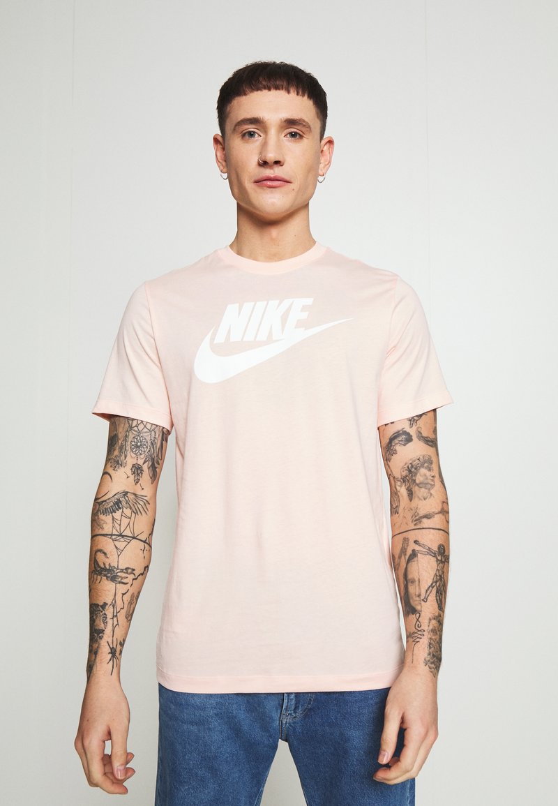 Nike Sportswear TEE ICON FUTURA  - T-shirt estampada - washed coral/white