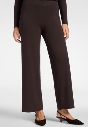 Pantalones de pierna ancha marrón oscuro con una cinturilla acanalada, fabricados en un tejido suave, que presentan una textura lisa y un ajuste relajado.