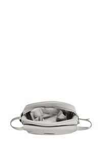 Bolso bandolera gris claro con cremallera abierta, mostrando compartimentos vacíos en su interior y correa adjustable sobre fondo blanco.