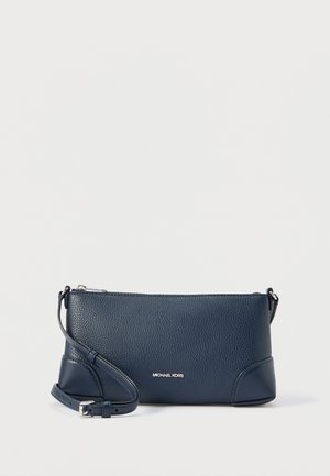 Bolso bandolera de cuero azul marino con acabado texturizado, cremallera plateada, correa ajustable y logo grabado en el frontal.