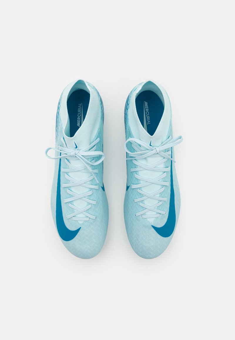 Un paio di scarpe da calcio Nike Mercurial di colore azzurro chiaro con loghi swoosh blu scuro e lacci bianchi, viste dall'alto su uno sfondo bianco.