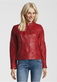 Rote Lederjacke mit Reißverschluss, ausgestattet mit gestickten Details, zwei Fronttaschen und einer taillierten Passform. Glatte Textur und kragenloses Design.