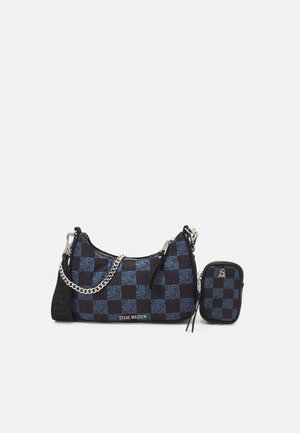 Czarna i niebieska torebka Steve Madden z łańcuszkowym paskiem oraz pasującą małą saszetką na zamek, obie z kwadratowym wzorem w kratkę z nadrukiem logo.