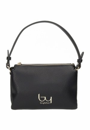 Borsetta da polso in pelle nera con cerniera argentata e logo "byblos" in argento sulla parte anteriore, caratterizzata da un manico corto a tracolla.