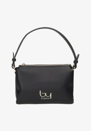 Borsetta da polso in pelle nera con cerniera argentata e logo "byblos" in argento sulla parte anteriore, caratterizzata da un manico corto a tracolla.