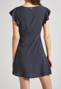 Marineblaues Kleid mit kurzen, gerafften Ärmeln, strukturiertem Stoff mit einem Diamantmuster, tailliertem Schnitt und einem ausgestellten Rock.