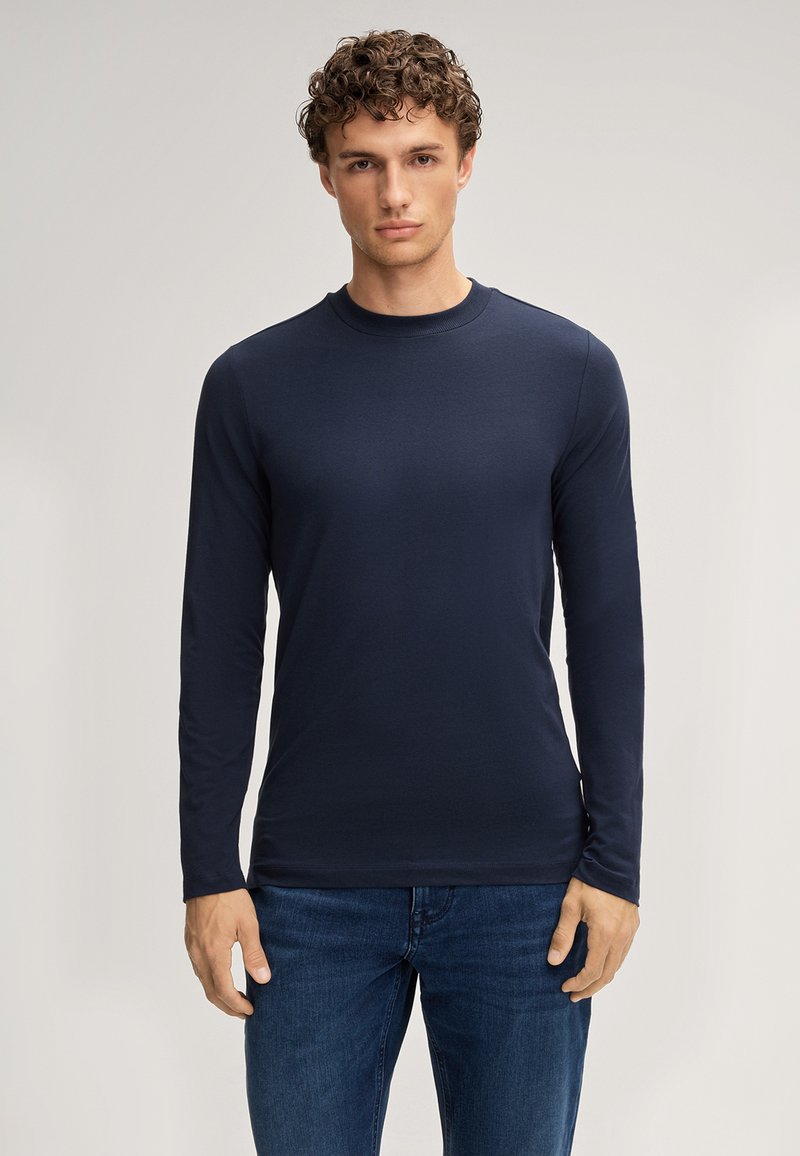 Marineblaue Langarm-T-Shirt aus glattem Stoff mit Rundhalsausschnitt. Figurbetonte Silhouette mit minimalen Nähten und ohne Muster oder Akzente.