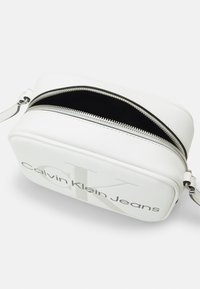 Calvin Klein Jeans SCULPTED CAMERA MONO - Torba preko tijela - bright white
