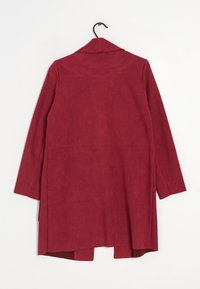 Abrigo largo de un profundo color rojo, hecho de un material suave y texturizado. Presenta un cuello, mangas largas y un dobladillo abierto para añadir estilo.