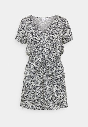 Czarna i biała sukienka w kwiaty z krótkim rękawem, dekoltem w kształcie litery V, guzikami z przodu i paskiem wiązanym w talii, do kolan.