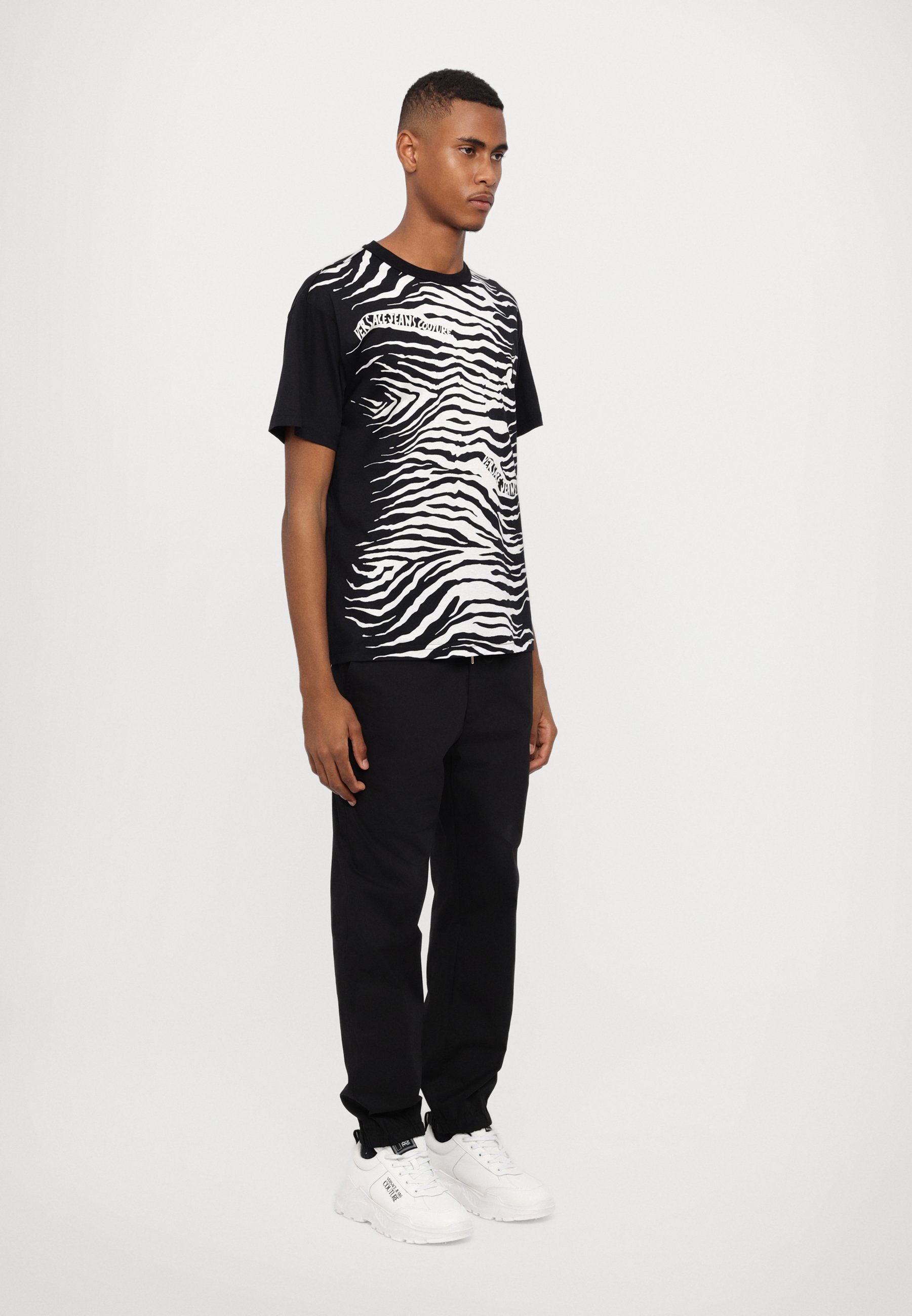 Tシャツ・カットソー VERSACE JEANS ZEBRA RHINESTONE LOGO COTTON T-SHIRT Versace Jeans Couture Zebra Rhinestone Logo T-shirt Versace