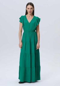 Vestido maxi en un vibrante verde, con escote en V, mangas con volantes y un diseño de capas con cintura elástica para un ajuste relajado.