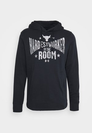 Sudadera con capucha de tela negra que presenta el texto "EL MÁS TRABAJADOR DE LA HABITACIÓN" en plata, con un gráfico de un toro y detalles de estrellas.