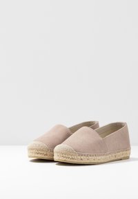 Jasnoróżowe espadryle z miękkiego zamszu z podeszwą z liny jutowej i okrągłym noskiem. Trwałe i lekkie, idealne do codziennego noszenia.