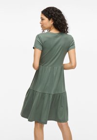 VILA Petite Robe pull - laurel wreath