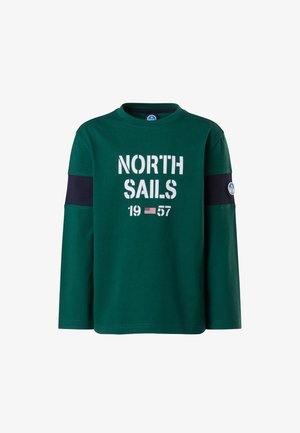 Grünes Langarm-T-Shirt aus Baumwolle mit weißem "NORTH SAILS 1957"-Text und marineblauem Akzentstreifen an den Ärmeln, mit Logo-Detail.