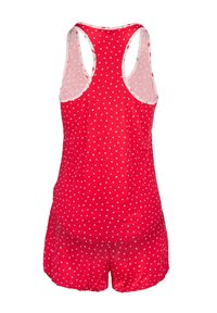 Červený set topu bez rukávů a kraťasů s bílými vzory srdíček. Měkký materiál s hladkou texturou; kontrastní lemování kolem výstřihu a průramků.