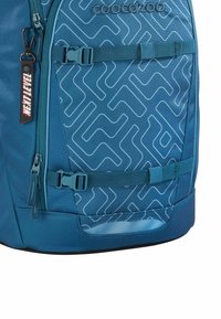 Blauer Rucksack mit einem geometrischen Liniendesign, strapazierfähigem Material, Reißverschlussfächern, verstellbaren Trägern und einem Anhänger mit "NEXT LEVEL."