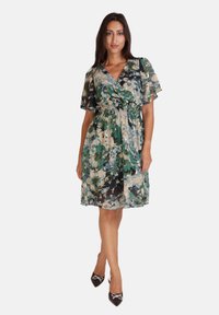 Robe portefeuille à fleurs avec manches courtes, taille élastique, et un mélange de couleurs vert, bleu et beige avec une texture transparente.