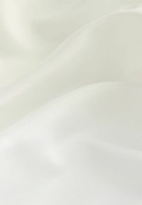 Witte stof met een soepele, zachte textuur, die subtiele golven en plooien vertoont. Lichtgewicht en met een licht glanzende afwerking.