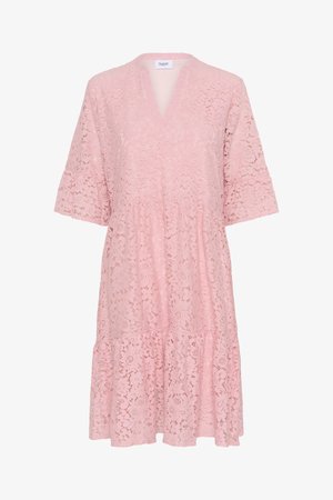 Roze kanten jurk met een V-hals, korte mouwen en een gelaagde ruffle zoom. Bloemenpatroon in de hele jurk, zachte textuur en lichtgewicht ontwerp.