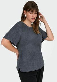 Szara swetrowa koszulka z krótkimi rękawami, okrągłym dekoltem i bocznymi rozporkami. Tekstura jest gładka i lekka, idealna do codziennego noszenia.