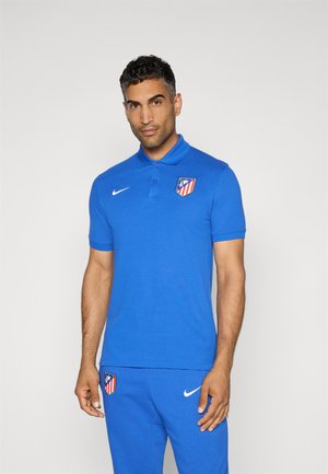 Blå polo t-shirt lavet af åndbart stof med krave, korte ærmer og et logo på brystet, kombineret med matchende blå bukser.