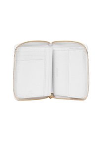 Billetera de cuero blanco con superficie texturizada, cierre con cremallera, múltiples ranuras para tarjetas y un pequeño compartimento, con herrajes en dorado.