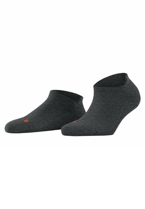 Dunkelgraue Knöchelsocken aus einem strukturierten Material, mit einem orangefarbenen Logo oben. Niedrig geschnittenes Design mit einer glatten, nahtlosen Verarbeitung.