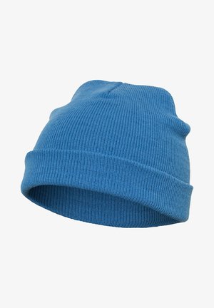Kék kötött sapka bordás textúrával. Görbített peremmel és enyhén lehasalt tetejével rendelkezik, puha, meleg anyagból készült.