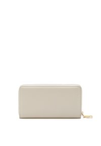Beige Leder-Wallet mit glatter Textur, Reißverschluss und goldenen Beschlägen. Rechteckige Form, mit klaren Linien und einem minimalistischen Design.