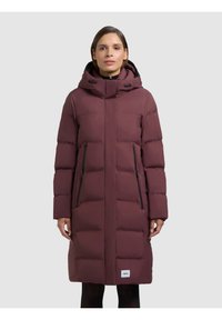 Cabană de iarnă căptușită în nuanță de vișiniu, cu glugă, buzunare cu fermoar și croială dreaptă. Are o textură netedă și un patch cu logo aproape de tiv.
